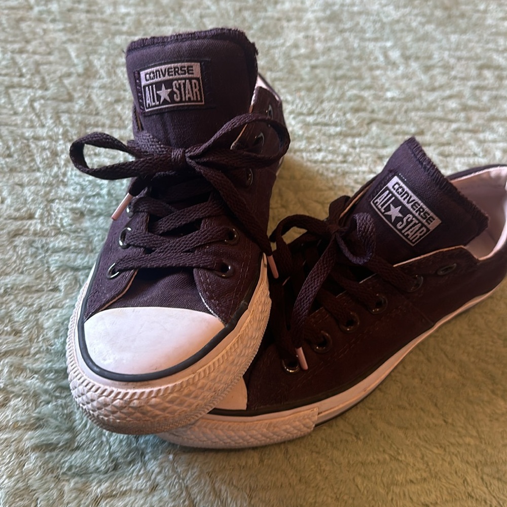 Plum colored women’s converse great condition